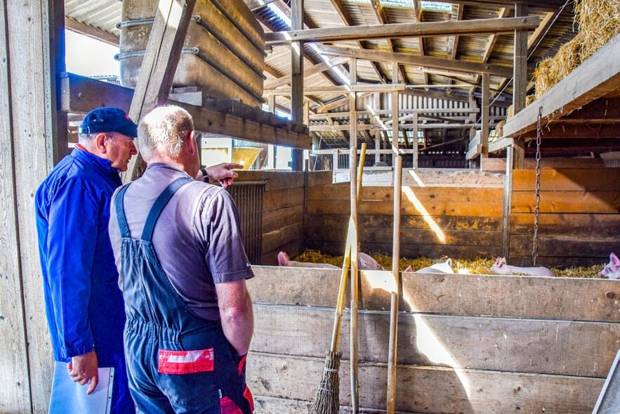 Le contrôle est réalisé en collaboration avec le chef d’exploitation. Peter Hofmann conseille volontiers les agriculteurs dans le...