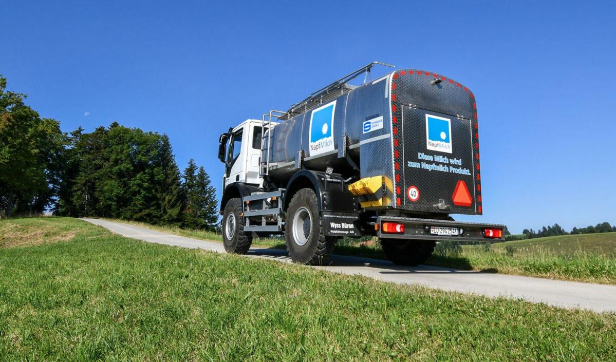 Mit dem Milchtankfahrzeug unterwegs im Napfgebiet: Dank fenaco Engagement kann der Milchtransportverein Napf die Milch von 23 Bauernfamilien zum Selbstk...