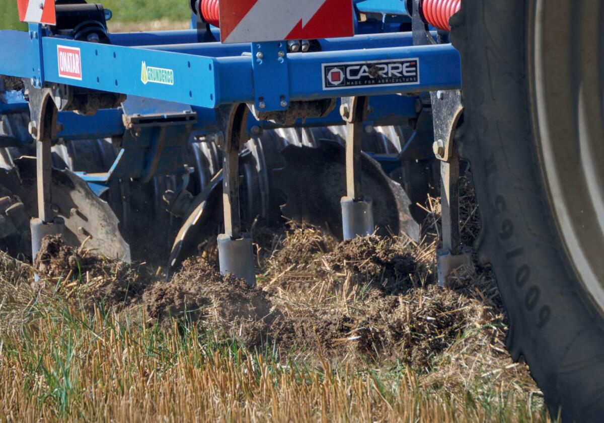 Le déchaumage peut être réalisé à l’aide de diverses machines à disques ou à dents. 
