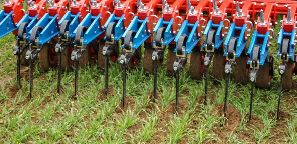 Lorsque la herse atteint ses limites, la sarcleuse prend le relais.