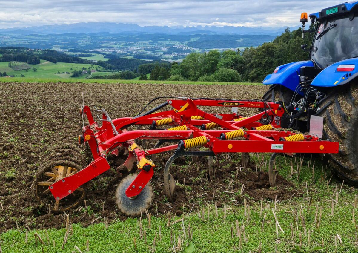 Photo page pr&#xE9;c&#xE9;dente :Un travail en biais par rapport aux lignes de d&#xE9;chaumage am&#xE9;liore l&#x2019;effet du travail.&#xA0;