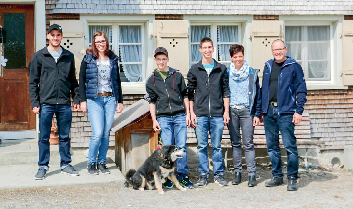 Manuel, Seraina, Andri, Fabio, Martina et Pius Rüegg ainsi que leur chien Sämi sont les heureux habitants de la ferme du Lac de Gübsensee...