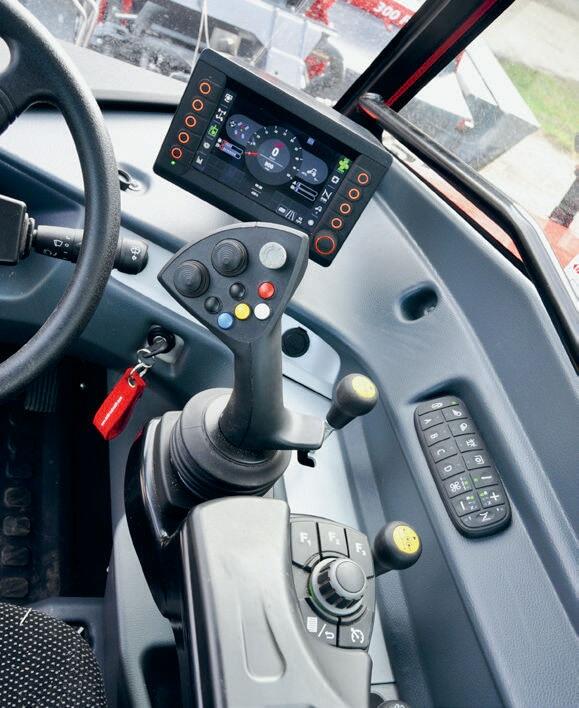 L&#x2019;accoudoir est int&#xE9;gr&#xE9; au si&#xE8;ge avec un &#xE9;cran dans le champs de vision du conducteur.