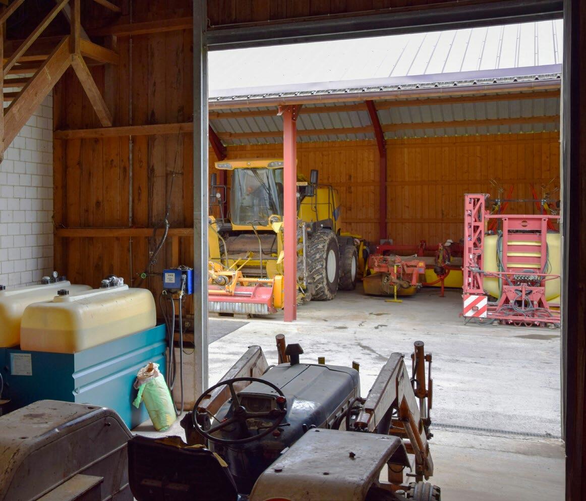 Wegen der grossen Maschinen befindet sich der betonierte Betankungsplatz zwischen den Remisen. Weil keine &#xDC;berdachung m&#xF6;glich war, wird das Re...