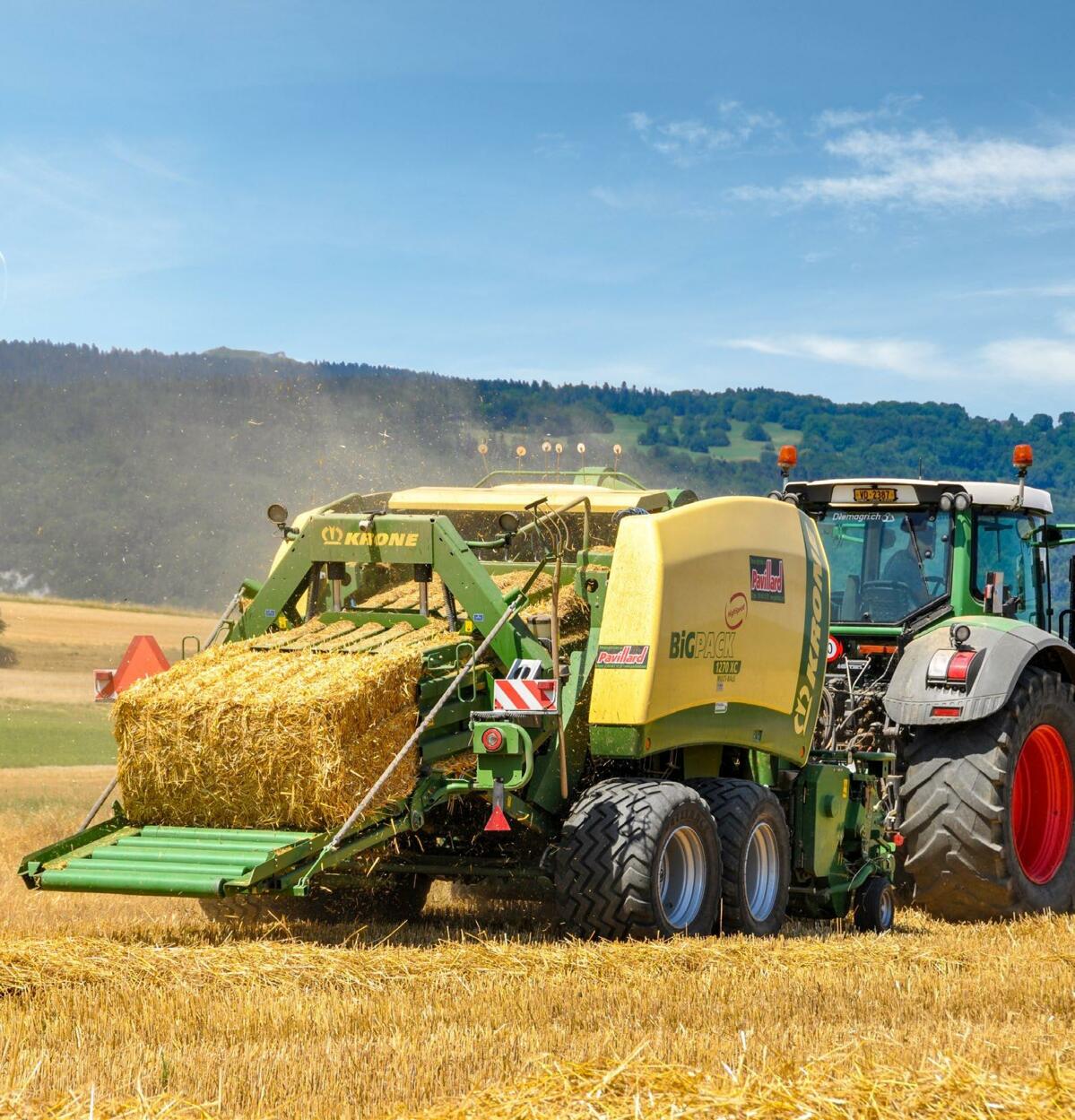 La presse BiG Pack 1270 XC Multibale de Krone permet de r&#xE9;aliser jusqu'&#xE0; neuf balles dans une grande balle standard.