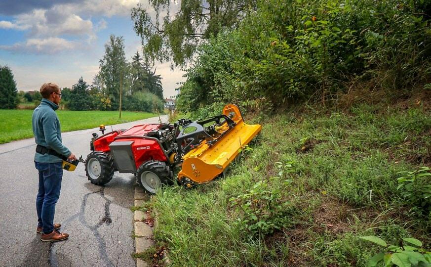 Le porte-outils Metron P 48 RC de l&#x2019;entreprise Reform est &#xE9;quip&#xE9; en 4x4 permanent avec une t&#xE9;l&#xE9;commande pour tous les travaux...