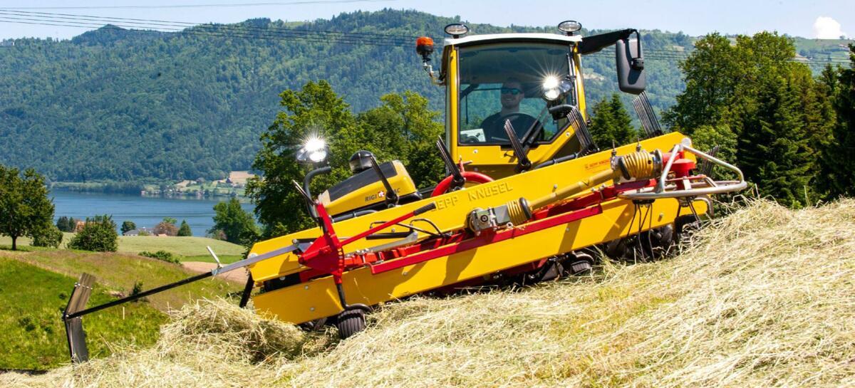 La cabine du Rigitrac SKH 60 compense une pente lat&#xE9;rale jusqu&#x2019;&#xE0; 30 % pour un meilleur confort de conduite.&#xA0;