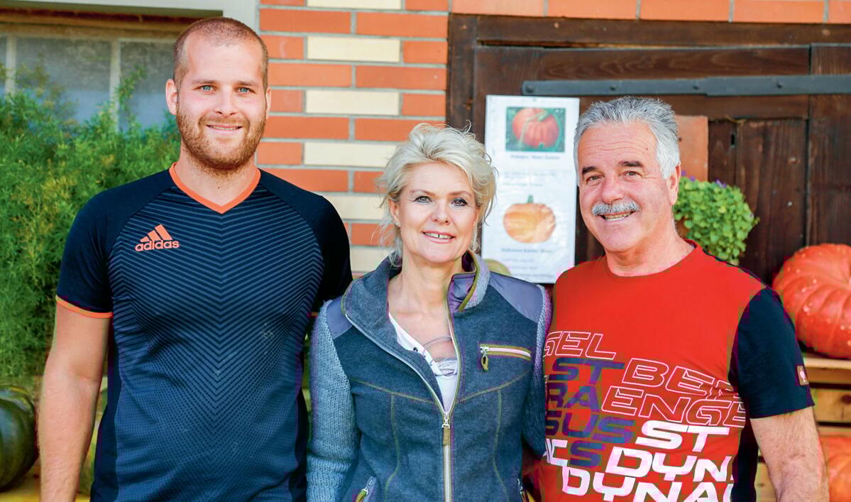 Tobias L&#xFC;scher (&#xE0; g.), Gaby Moser et Ueli L&#xFC;scher ont ax&#xE9; leur exploitation sur la vente directe.