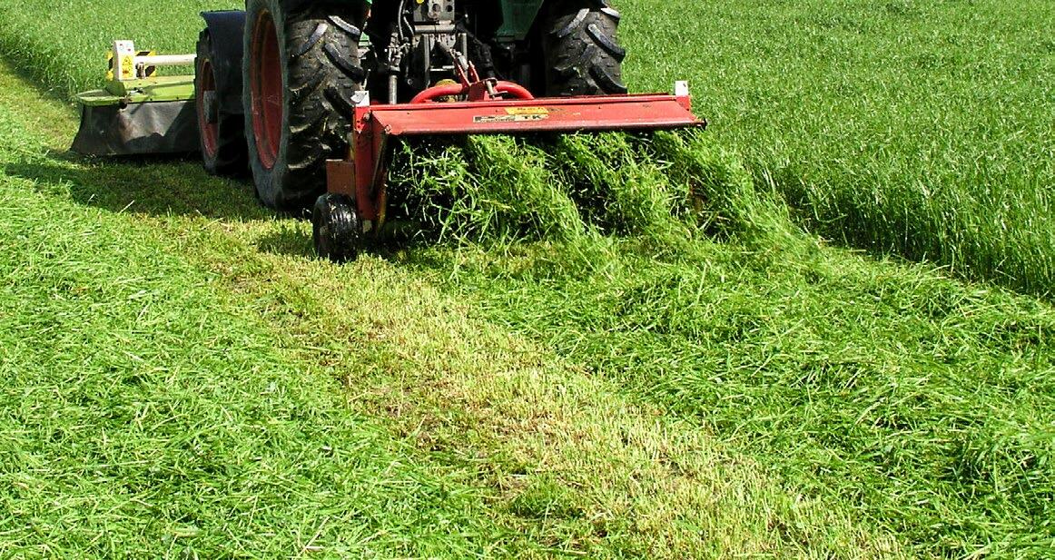 La combinaison d&#x2019;une faucheuse frontale et d&#x2019;un conditionneur arri&#xE8;re permet d&#x2019;employer celui-ci seulement lorsque les abeille...