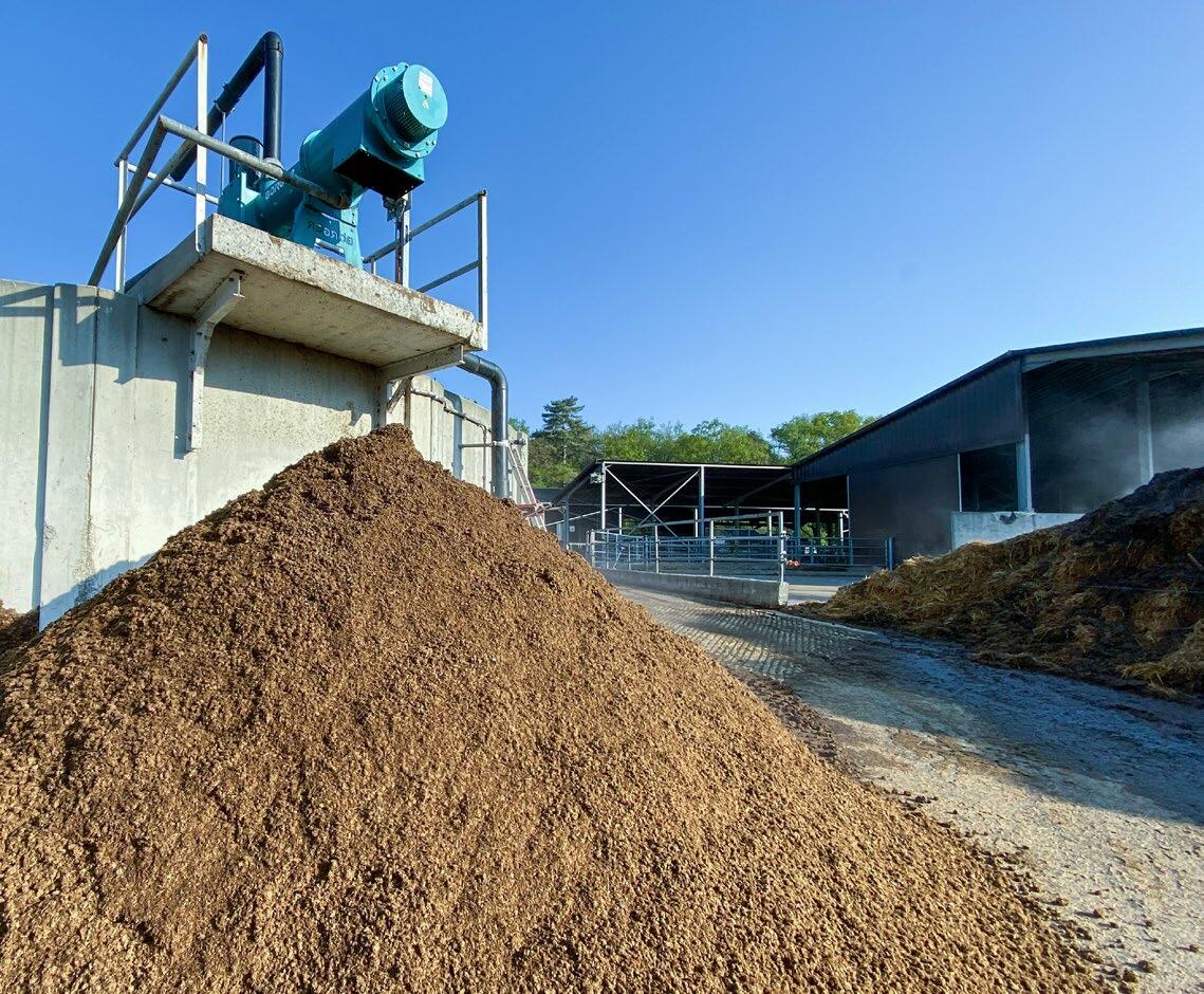Digestat solide obtenu apr&#xE8;s passage du digestat brut dans le s&#xE9;parateur (vanne en bleu au-dessus du tas). Il arrive parfois de retrouver des...