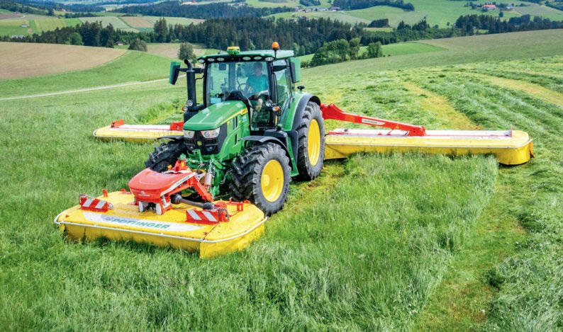 Der hydraulische Seitenverschub Opticurve passt die Überlappung zum Heckmähwerk in Kurven und in Hanglagen automatisch an. 