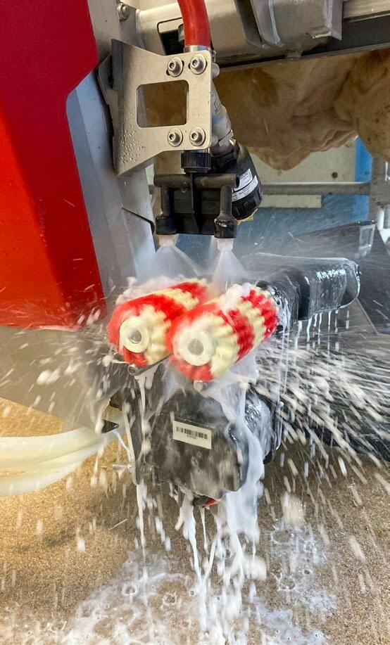 Le Lely Astronaut nettoie les brosses de nettoyage entre les traites à l’aide d’un produit de désinfection, pour que les trayons...