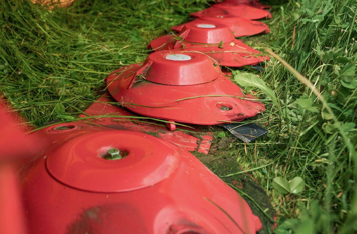 Ci-dessus: 
Le lamier de coupe est la partie essentielle de la faucheuse : construction, nombre de lames, système anticollision et d’entra&#...