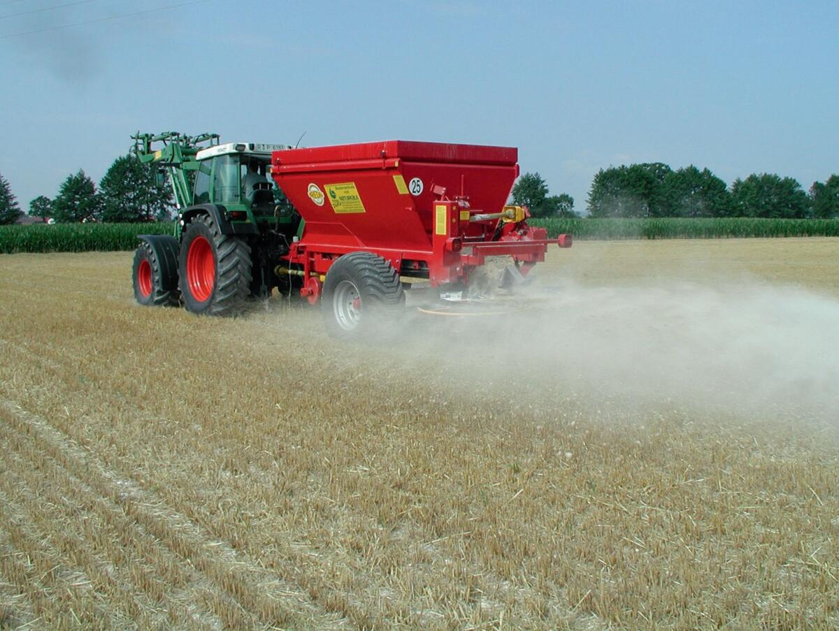 Ausbringung von Feuchtkalk nach der Ernte.