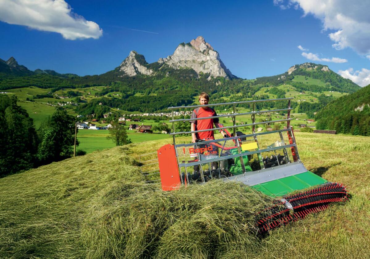 Ein Heuschieber mit breitem Querf&#xF6;rderband erlaubt auch das Aufsammeln und Transportieren von D&#xFC;rrfutter.&#xA0;