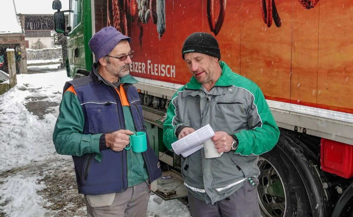 Jakob Meyer (rechts) bespricht mit Landwirt Ulrich Baumann die
Details der Lieferung direkt auf dem Betrieb.