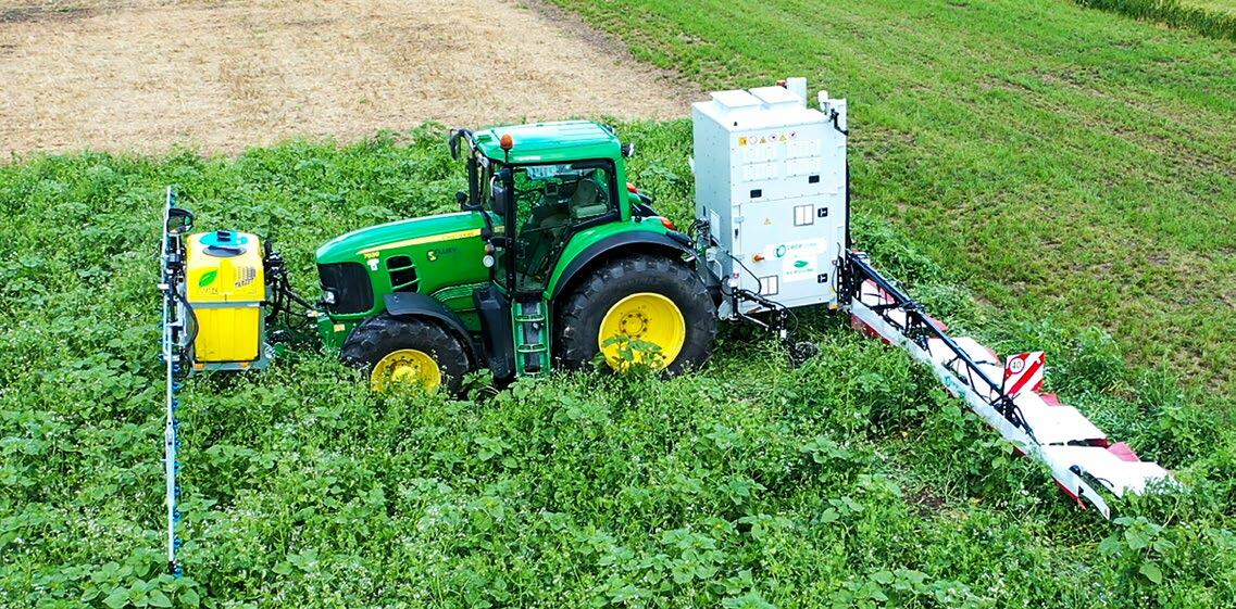 Avec Crop.zone, une substance conductrice biologique appliqu&#xE9;e &#xE0; l&#x2019;avant du tracteur am&#xE9;liore l&#x2019;efficacit&#xE9; du courant...