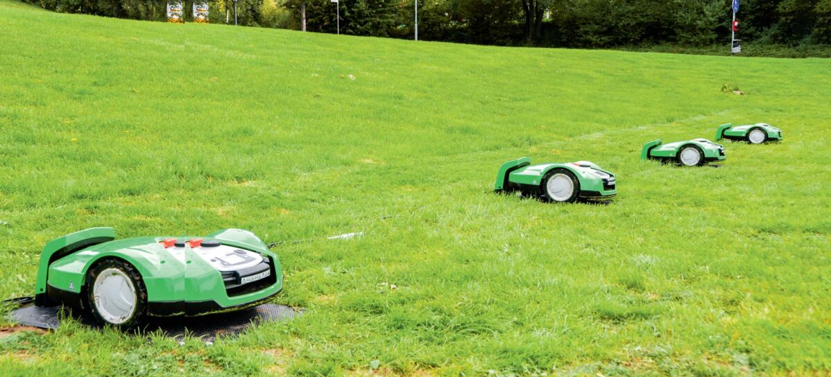 Jusqu&#x2019;&#xE0; dix robots de tonte peuvent travailler en m&#xEA;me temps sur la pelouse.