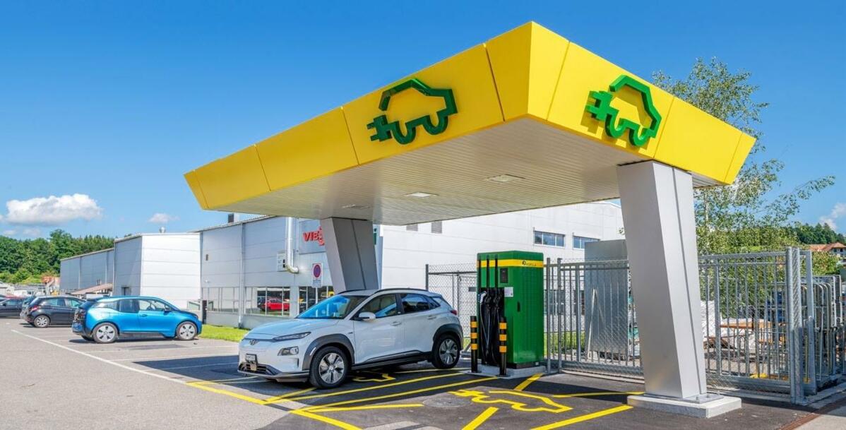 Le nombre de stations de chargement pour voitures électriques augmente régulièrement en Suisse.