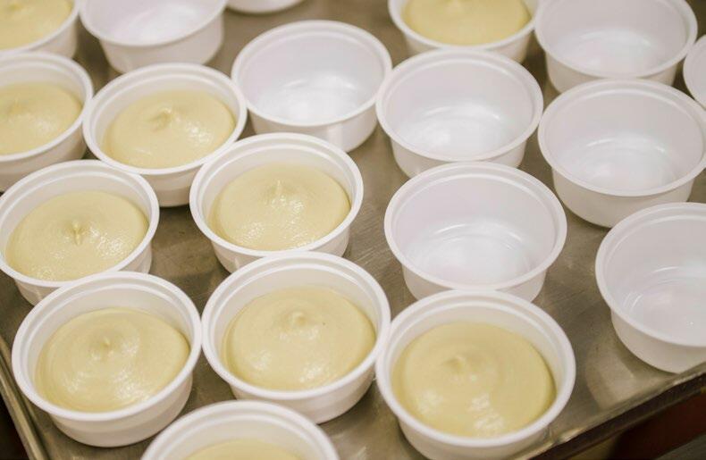 F&#xFC;r ihren Hummus verwendet Fabas ausschliesslich Zutaten aus der Schweiz. Sesampaste und Zitronensaft wurden durch Sonnenblumenkerne und Apfelessig...