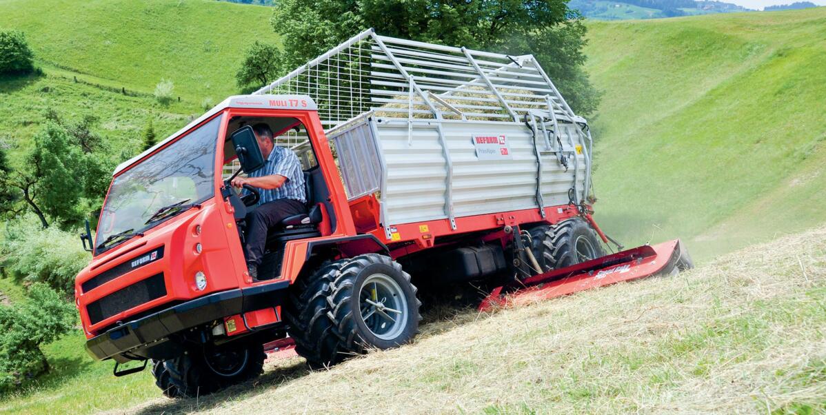 Muli T7 S avec l&#x2019;autochargeuse Reform PrimAlpin dans le terrain.