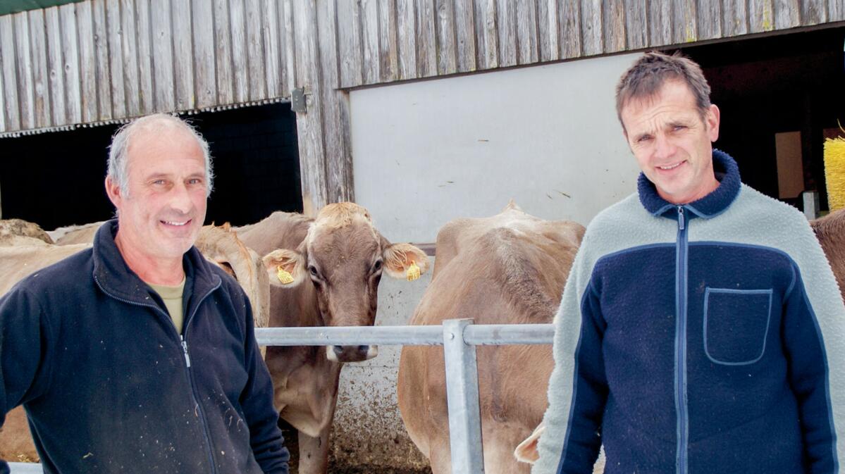 Josef G&#xE4;mperli (&#xE0; gauche) et Othmar Thalmann devant la stabulation