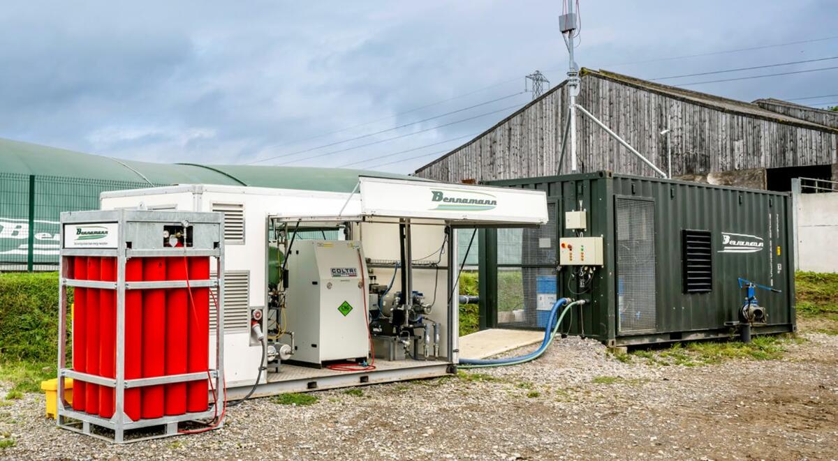 Der Druckwasserw&#xE4;scher von Bennamann wandelt die Emissionen der G&#xFC;lle in Biomethan, D&#xFC;nger und CO 2 um.