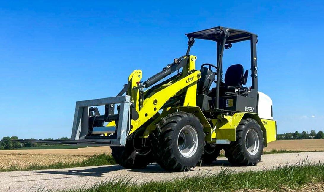 Der niedrige Schwerpunkt des Motors sorgt beim neuen Hoflader Fliegl 2527 für Stabilität. 