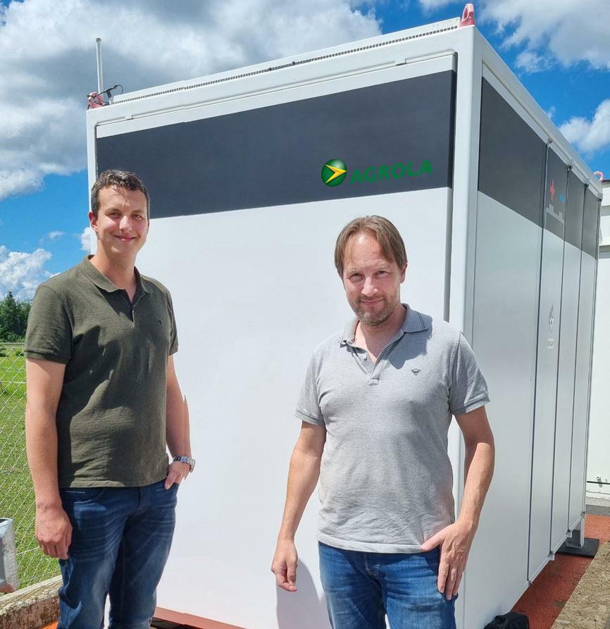 Simon Joss de LANDI Region Langnau (à gauche) et Marten van Klooster d’Agrola se réjouissent de la mise en service du microgrid lȁ...