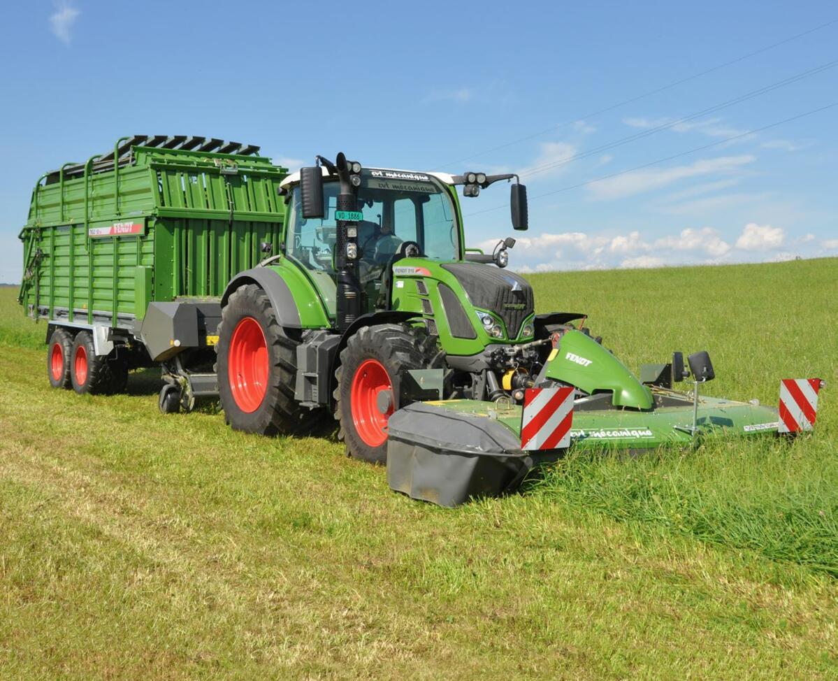 Olivier Duc a opt&#xE9; pour une faucheuse &#xE0; toupies pour r&#xE9;colter l&#x2019;herbe distribu&#xE9;e en vert &#xE0; la table d&#x2019;affourageme...