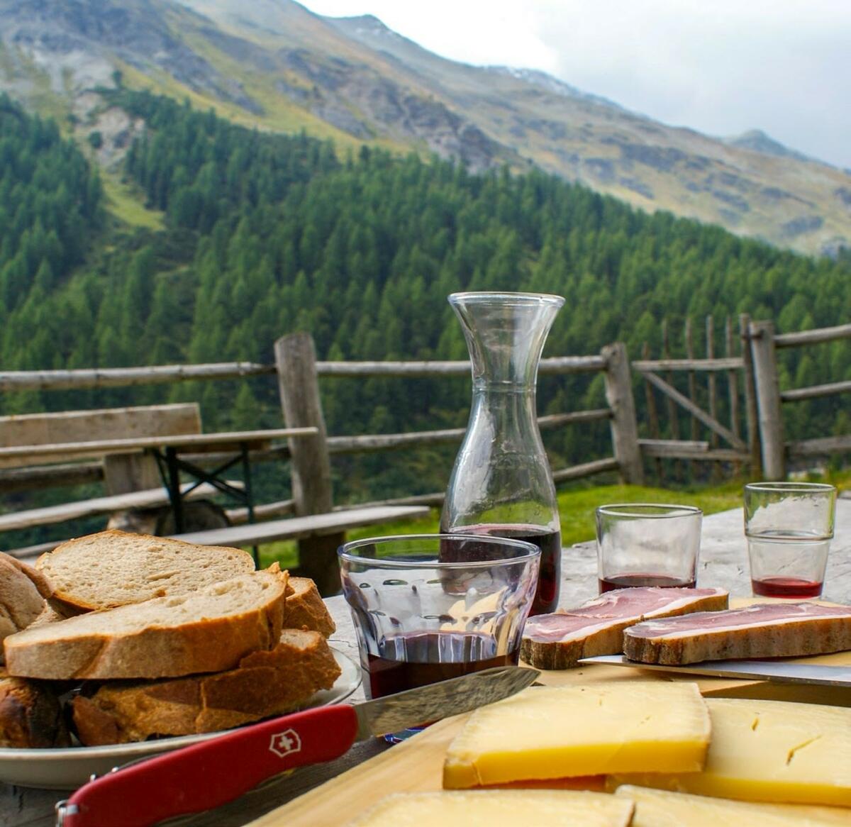 La vue panoramique est toujours de la partie : le lard, le pain et le fromage s’accompagnent de bonnes goulées d’air 
frais.&#...