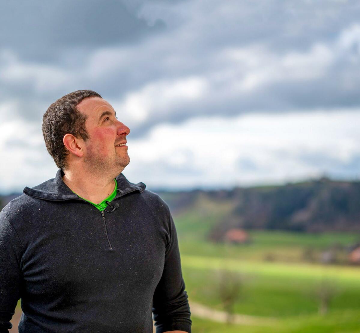 Die Kraft der Sonne ist mit ihm: Landwirt Tobias B&#xE4;rtschi produziert mit Agrosolar seinen eigenen Strom.&#xA0;