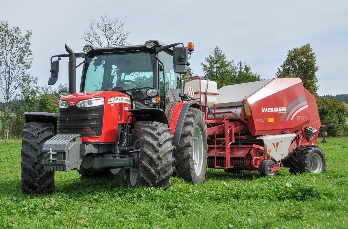 Gr&#xE2;ce aux contrepoids &#xE0; l&#x2019;avant du tracteur, celui-ci est bien &#xE9;quilibr&#xE9; pour tous les travaux.