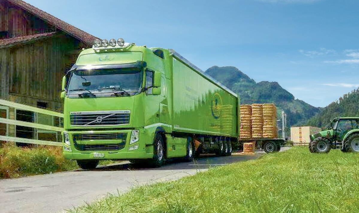 Semi-remorque Premium (fond mouvant) livrant de la luzerne de manière fiable et rationnelle. Ces semi-remorques ont une longueur d’environ 1...