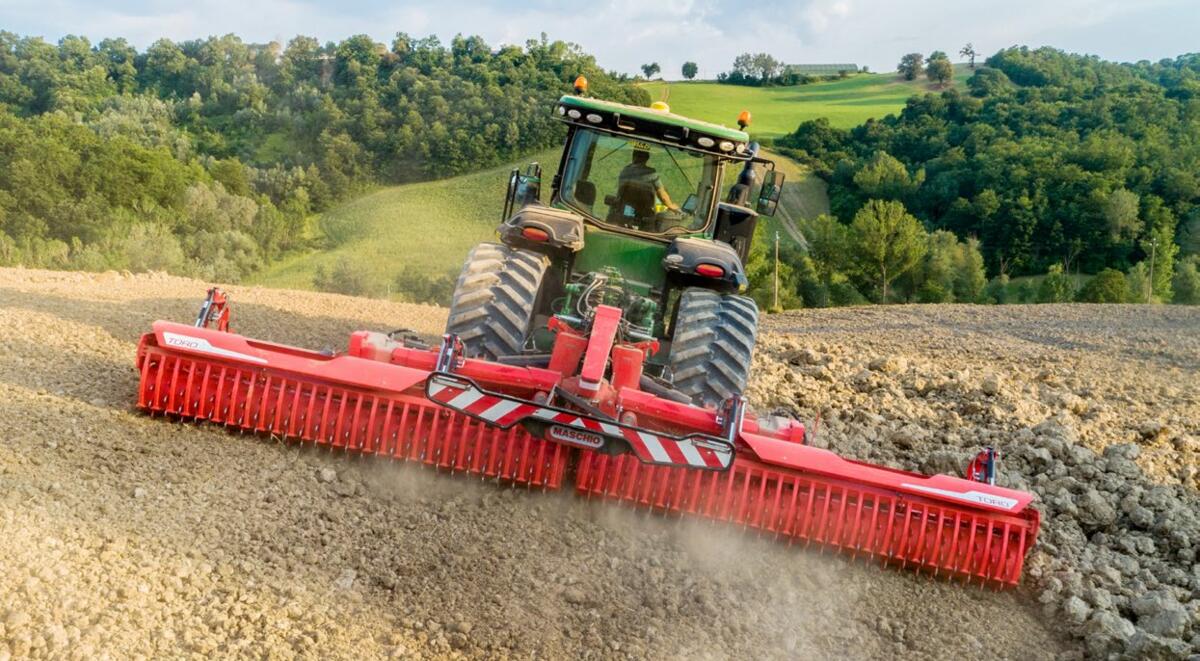 Die neue Kreiselegge Toro Isotronic benötigt einen Isobus und einen doppelt wirkenden Hydraulikanschluss. 