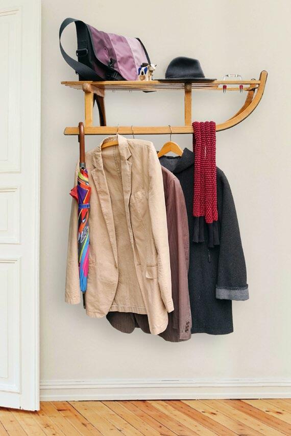 Garderobe aus altem Holzschlitten