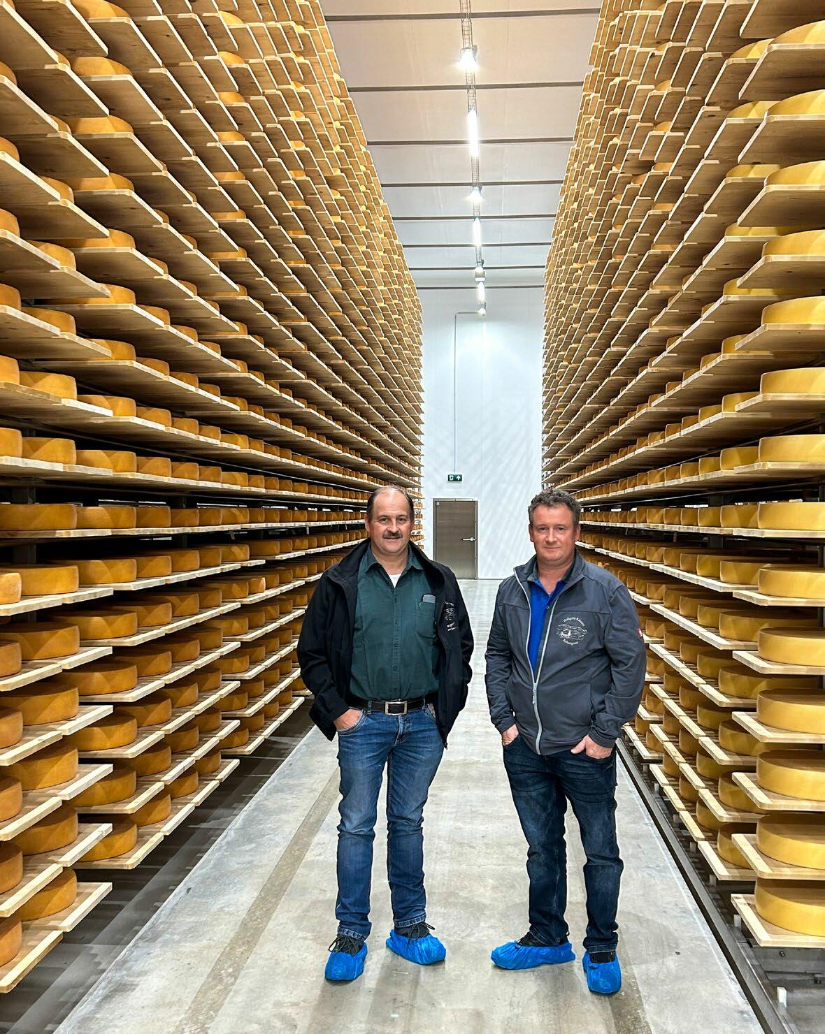 Andreas Neuenschwander (à gauche) et Markus Aegerter dans le nouvel entrepôt d’affinage de fromage de la coopérative Hohgant-K...