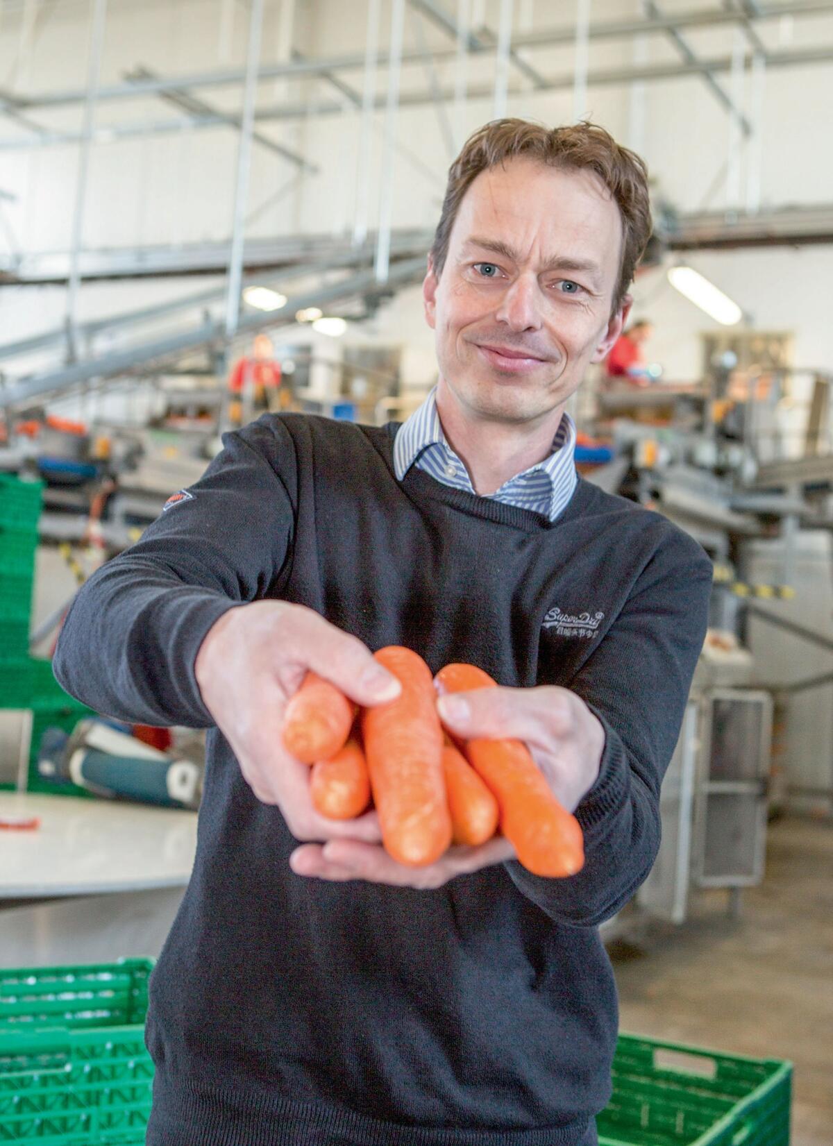 Markus Hämmerli präsentiert Schweizer Karotten – ein wichtiges Lagergemüse der fenaco Landesprodukte.