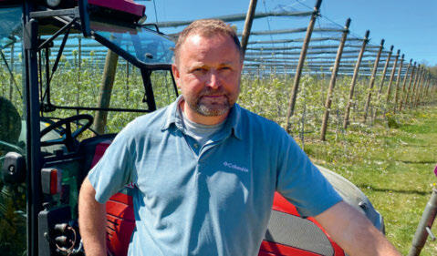 Patrick Monnard macht in seiner Obstanlage pro Saison vier bis sechs Durchgänge mit dem Traktor.