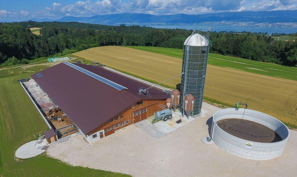 Links vom Geb&#xE4;ude befindet sich eine Vorgrube mit einer befahrbaren Betondecke. Diese ist mit einem Rost und einer &#xD6;ffnung f&#xFC;r das G&#xFC...