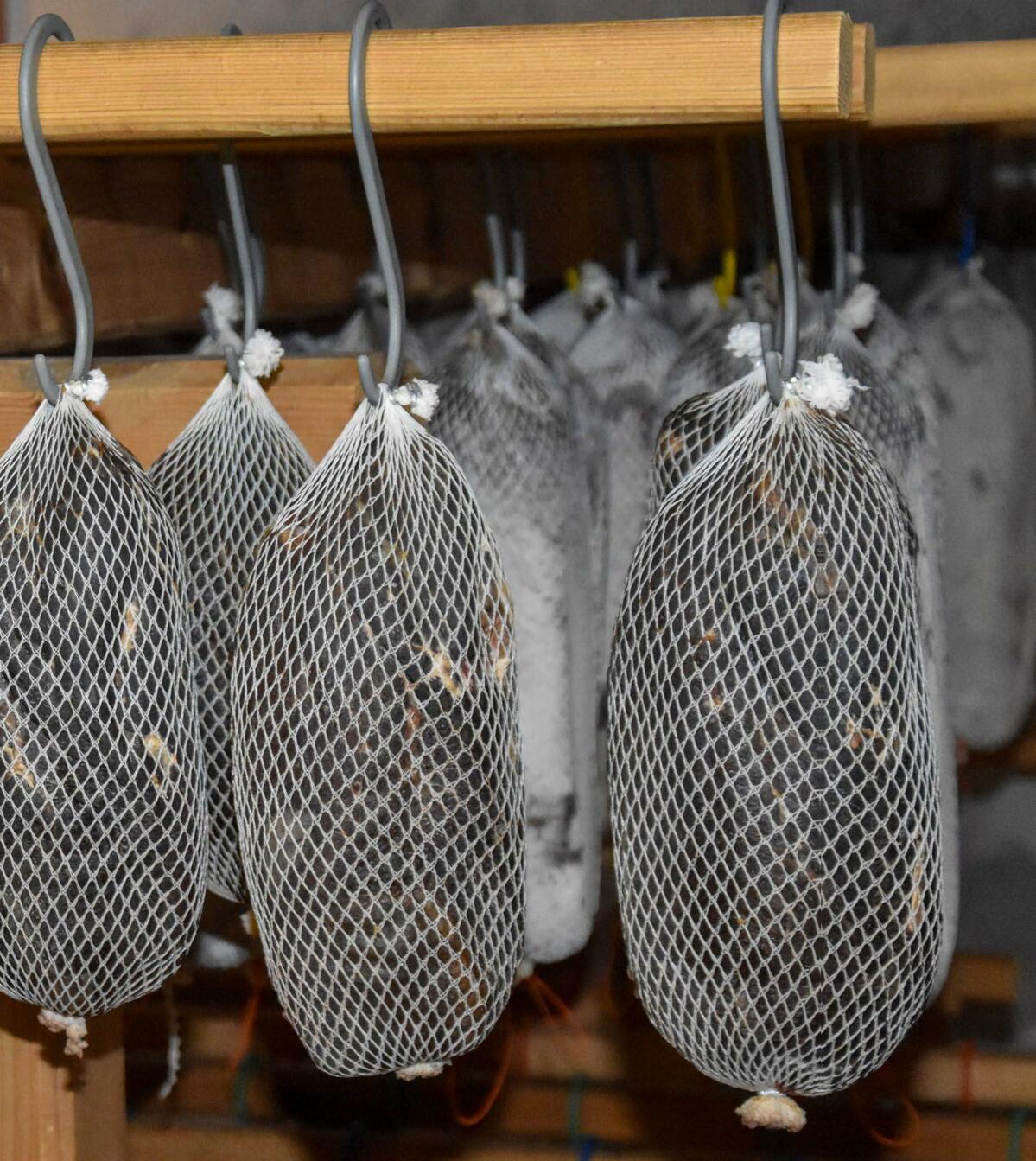 Das Gros der Produktion verbleibt in der Schweiz; ein Teil wird in die EU, die USA und nach Japan exportiert.