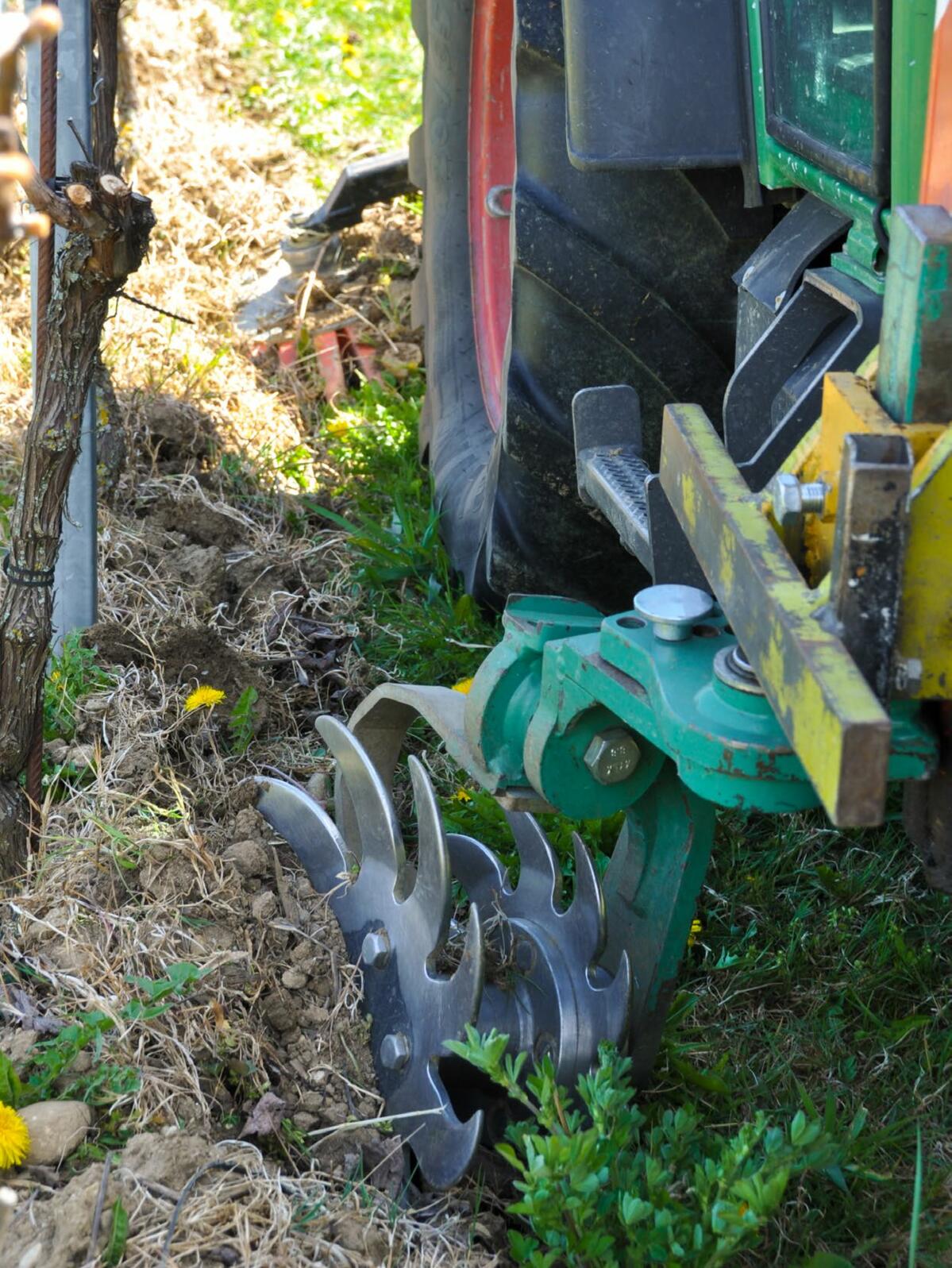 Sur le Domaine de Montmollin, le tracteur viticole est &#xE9;quip&#xE9; de disques &#xE9;motteurs et d&#x2019;&#xE9;toiles Kress &#xE0; l&#x2019;arri&#x...