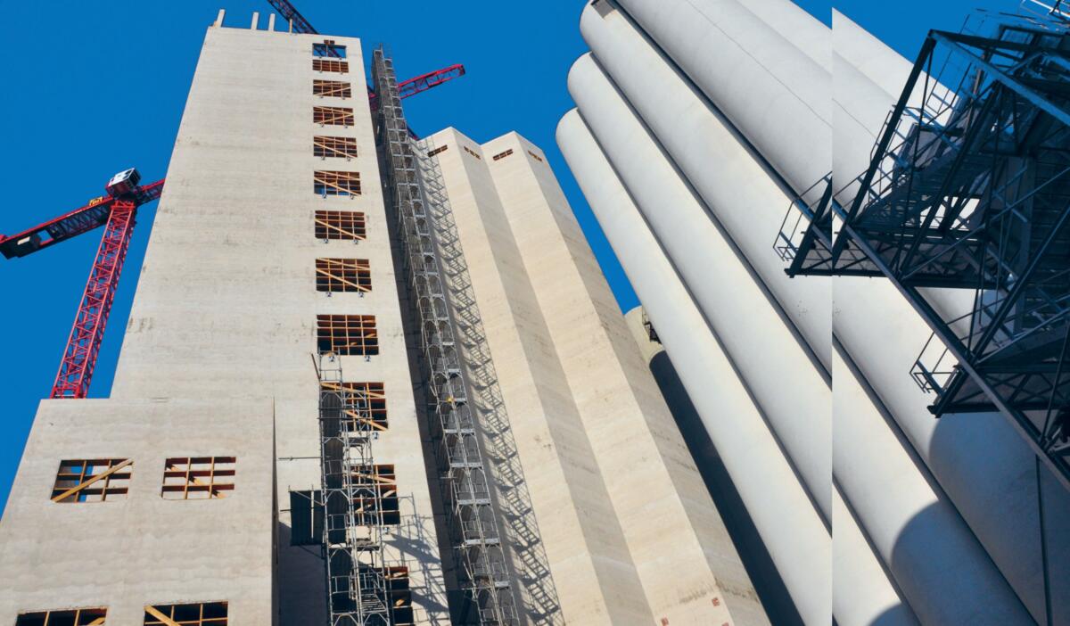Mit der Errichtung des rund 70 Meter hohen Silos ist eine wichtige Bauetappe abgeschlossen worden.