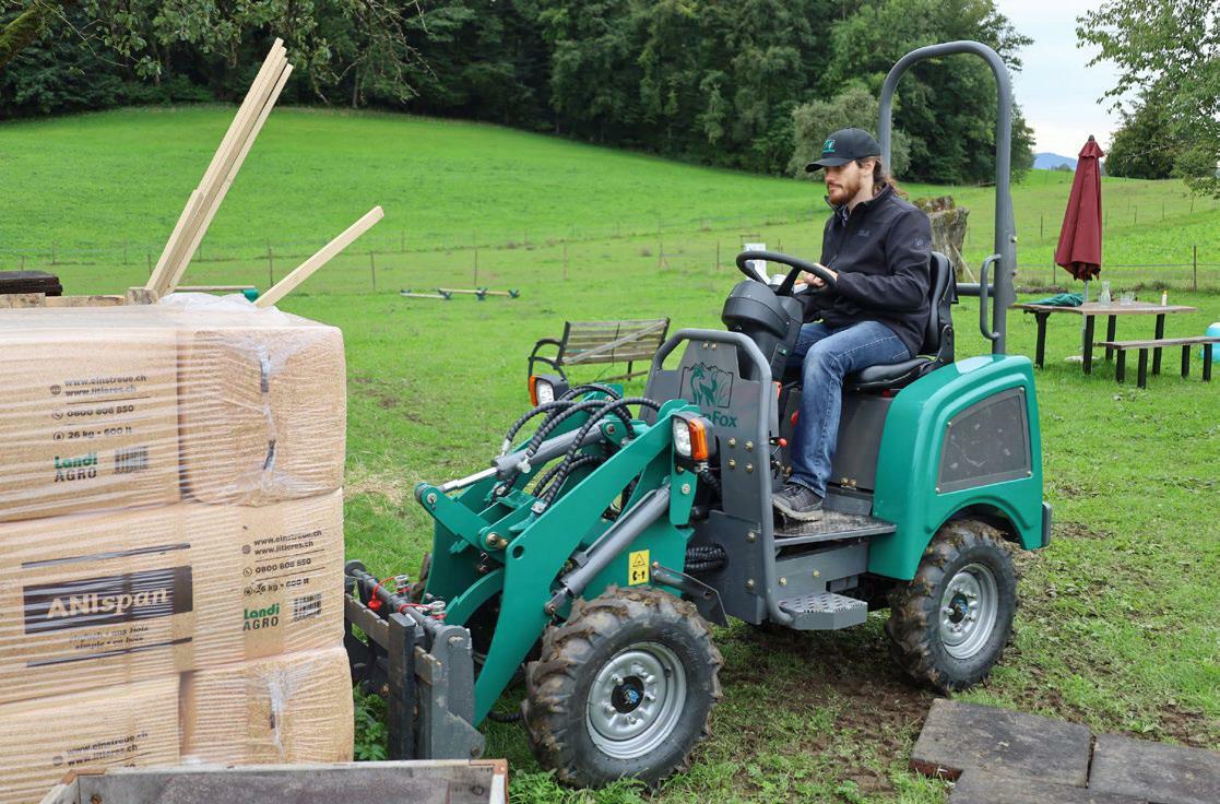 Mit einem E-Hoflader lassen sich alle Arbeiten erledigen, die im Aussenbereich und in den landwirtschaftlichen Geb&#xE4;uden anfallen.&#xA0;