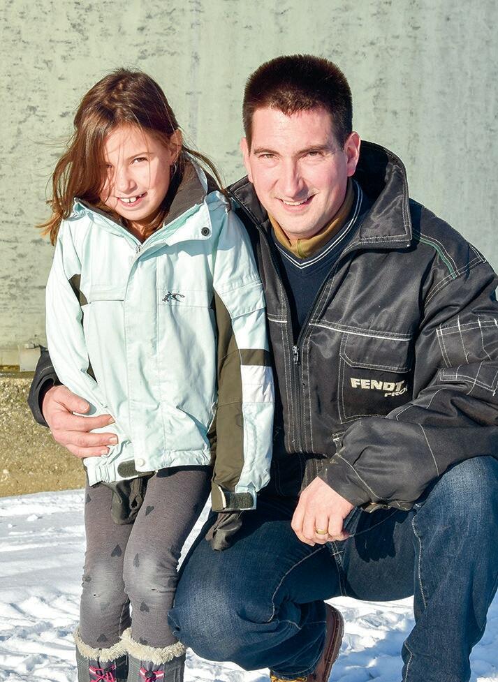 Le chef d’exploitation, Thomas Dünki, 
avec sa fille Jana.
