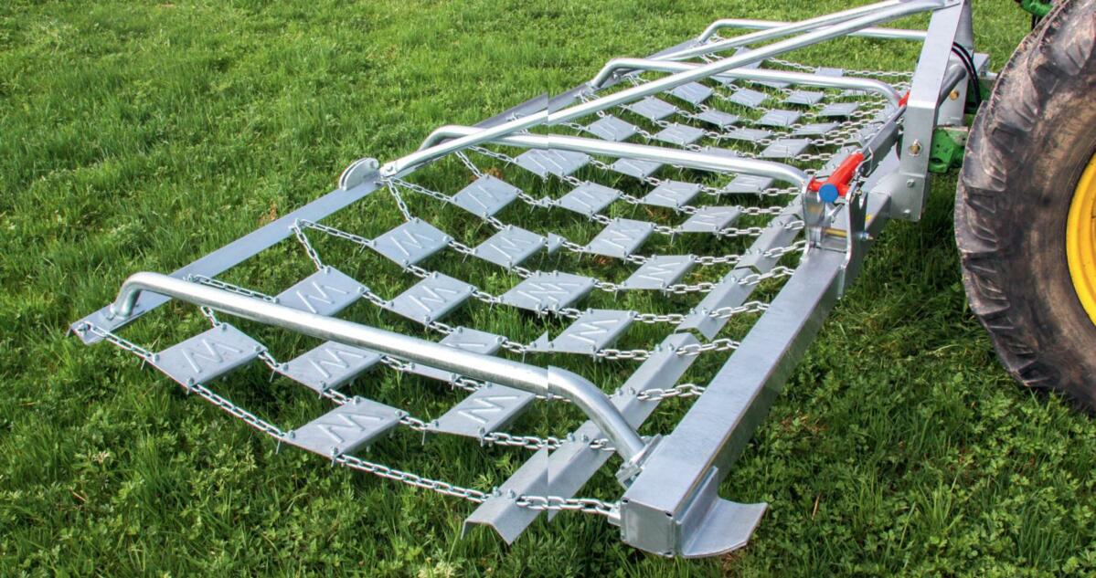 Die Rückstände auf der Grünfläche werden mit Zinken, mit denen das Schleppelement bestückt ist, stark zerkrümelt.