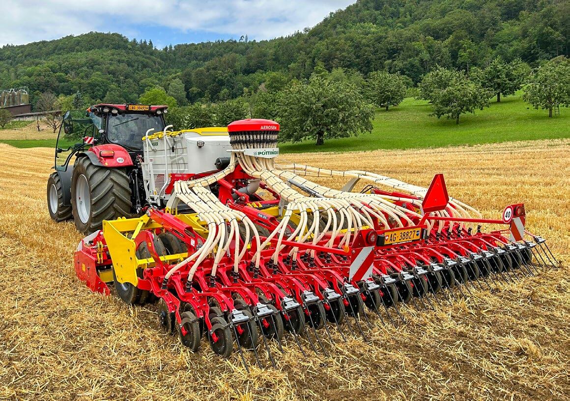 Die Rillenreifen-Packerwalze verteilt das Maschinengewicht auf das Feld und ist auch für den Transport auf der Strasse geeignet. Bild: Fabian Peter
