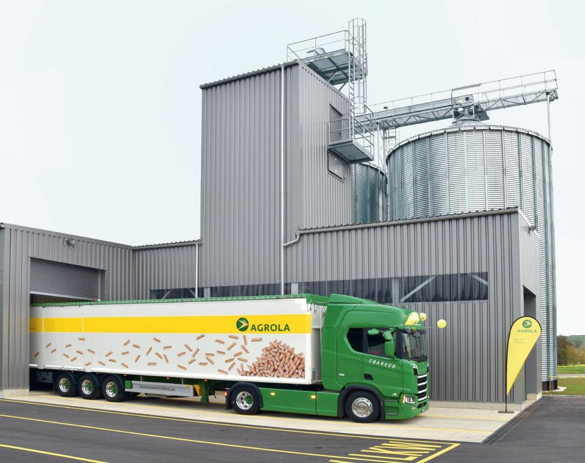 Das Schubbodenfahrzeug beliefert das Lager mit Schweizer
Holz-Pellets.