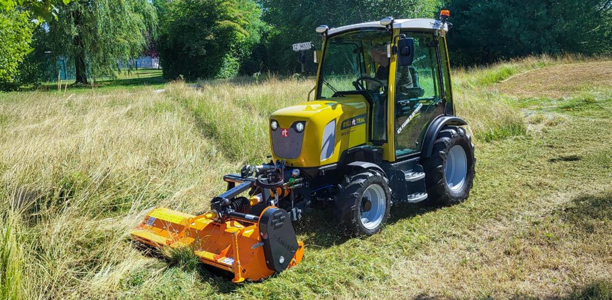 Der Rigitrac SKE 40e verfügt über Front- und Heckhubwerk sowie eine Zapfwelle. 