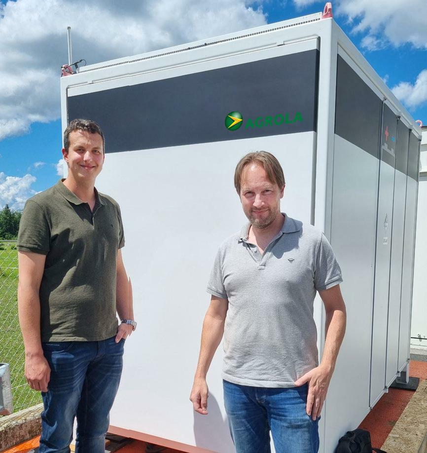 Simon Joss von der LANDI Region Langnau (links) und Marten van Klooster von der Agrola freuen sich auf die Inbetriebnahme des Microgrids im Herbst in Zo...